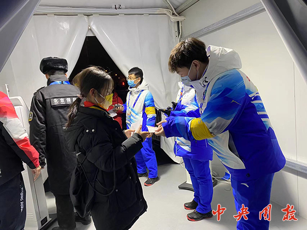 见证夺冠时刻 继续做好志愿服务